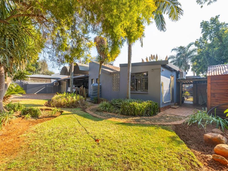 4 Bedroom 3 Bathroom House with Swimming pool for Sale in Waverley - Photo 4