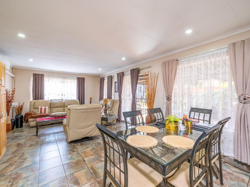 4 Bedroom 3 Bathroom House with Swimming pool for Sale in Waverley - Photo 5