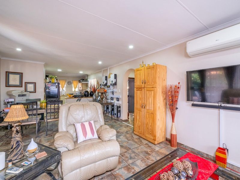 4 Bedroom 3 Bathroom House with Swimming pool for Sale in Waverley - Photo 9