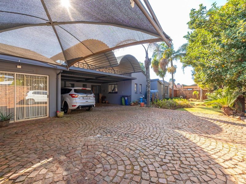 4 Bedroom 3 Bathroom House with Swimming pool for Sale in Waverley - Photo 3