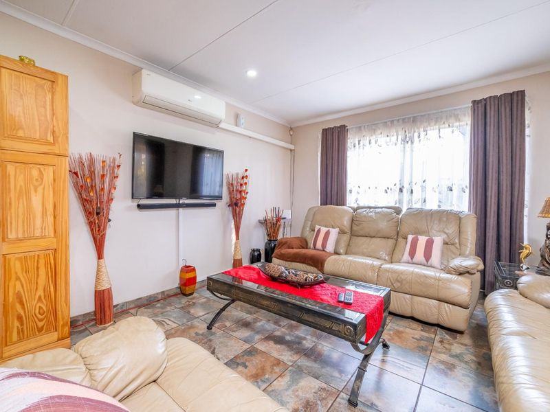 4 Bedroom 3 Bathroom House with Swimming pool for Sale in Waverley - Photo 8
