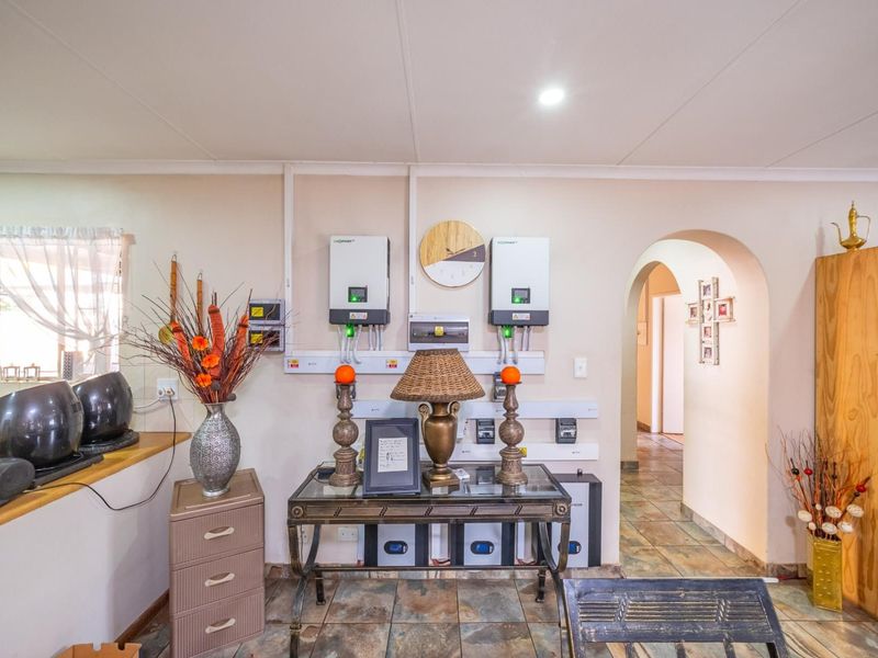 4 Bedroom 3 Bathroom House with Swimming pool for Sale in Waverley - Photo 7