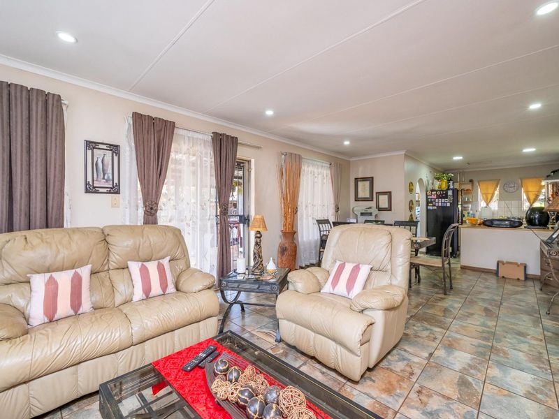 4 Bedroom 3 Bathroom House with Swimming pool for Sale in Waverley - Photo 10