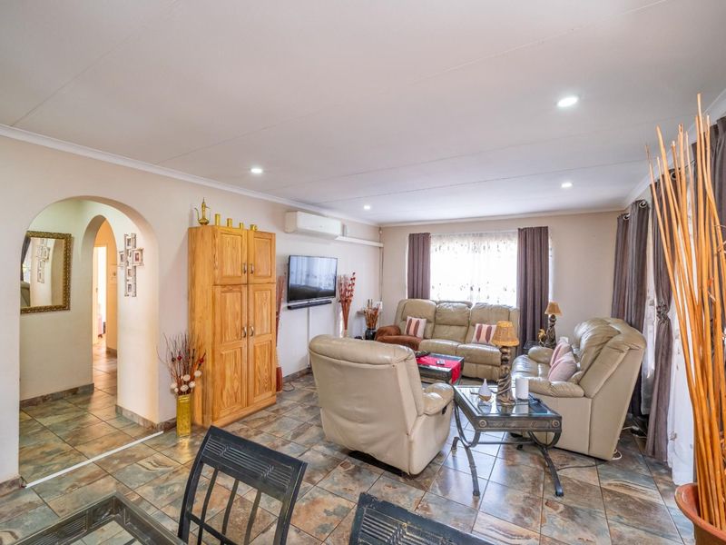 4 Bedroom 3 Bathroom House with Swimming pool for Sale in Waverley - Photo 6