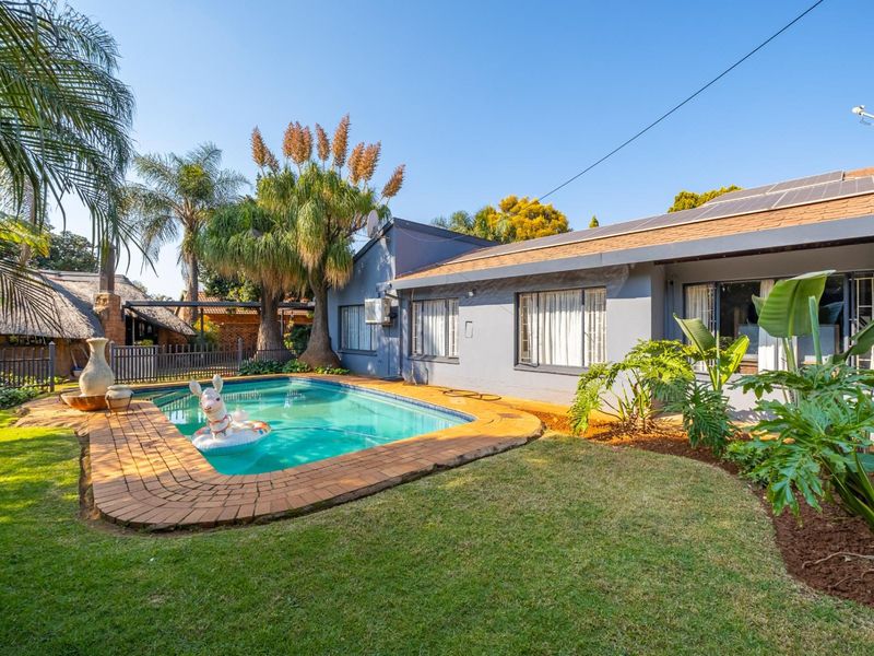 4 Bedroom 3 Bathroom House with Swimming pool for Sale in Waverley - Photo 2