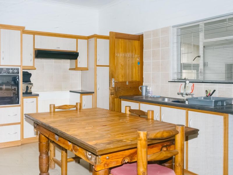 Spacious Family Home with Borehole, Solar Power and Granny Flat - Photo 7