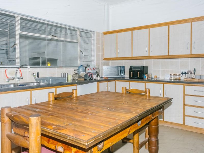 Spacious Family Home with Borehole, Solar Power and Granny Flat - Photo 6
