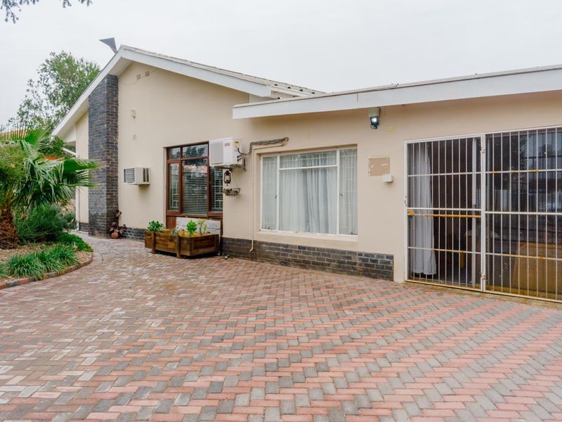 Spacious Family Home with Borehole, Solar Power and Granny Flat - Photo 4