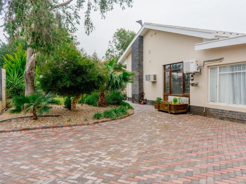 Spacious Family Home with Borehole, Solar Power and Granny Flat - Photo 3