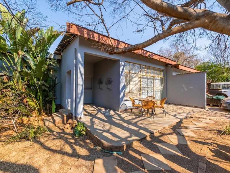 6 Bedroom 3 Bathroom Freehold House for Sale - Photo 4