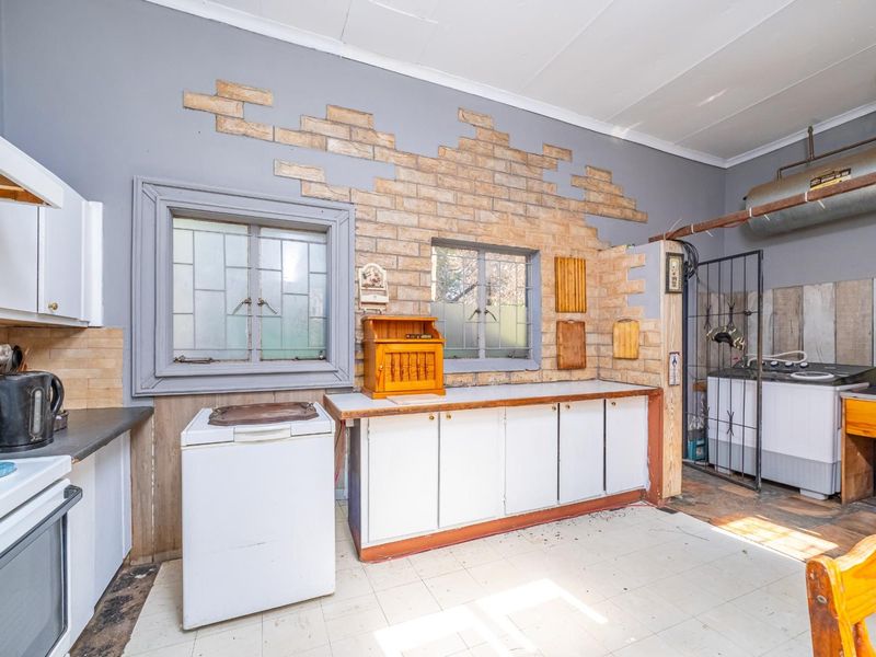 6 Bedroom 3 Bathroom Freehold House for Sale - Photo 9