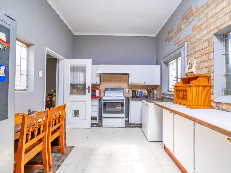 6 Bedroom 3 Bathroom Freehold House for Sale - Photo 10