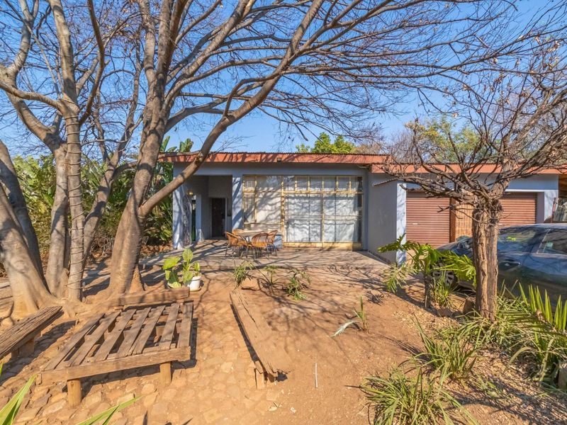6 Bedroom 3 Bathroom Freehold House for Sale - Photo 2