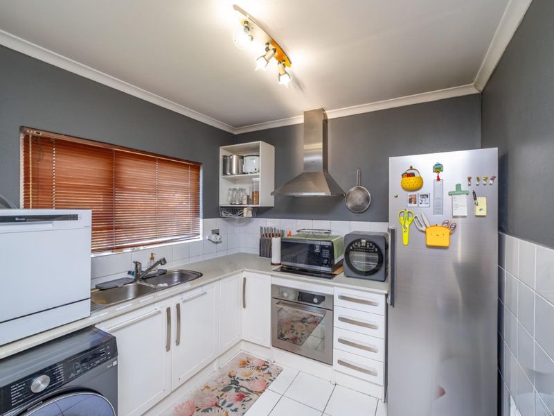 Great value buy - two-bedroom, two-bathroom apartment - Photo 8