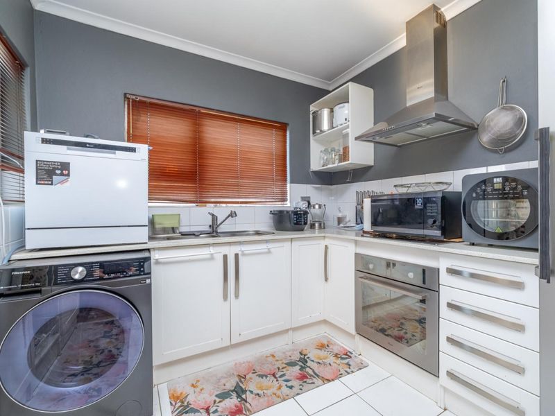 Great value buy - two-bedroom, two-bathroom apartment - Photo 6