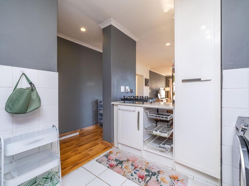 Great value buy - two-bedroom, two-bathroom apartment - Photo 7