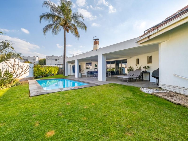 Exceptional Bryanston Investment Property | Established Guest House with Multiple Growth Opportuniti - Photo 3