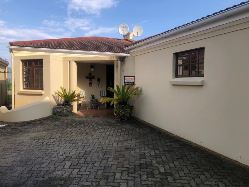 SPACIOUS COTTAGE WITH VIEWS AND A GARAGE - Photo 2