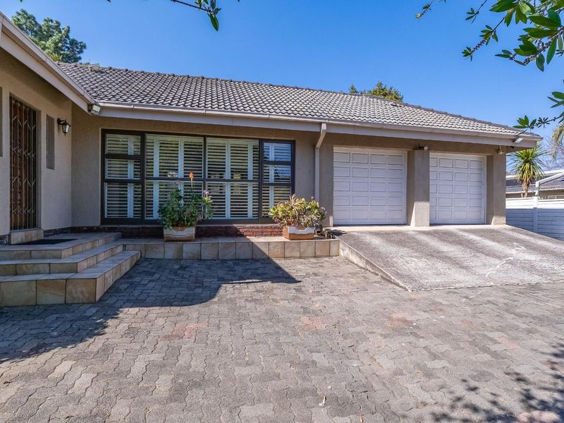 Exquisite Executive Family Residence To Let | Gallo Manor, Sandton - Photo 1