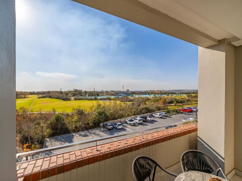 Exclusive Lagoon-Facing Residence in the Heart of Steyn City - Photo 3