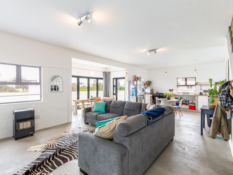 Modern Coastal Elegance with Sea Views - Your Dream West Coast Lifestyle Starts Here - Photo 8