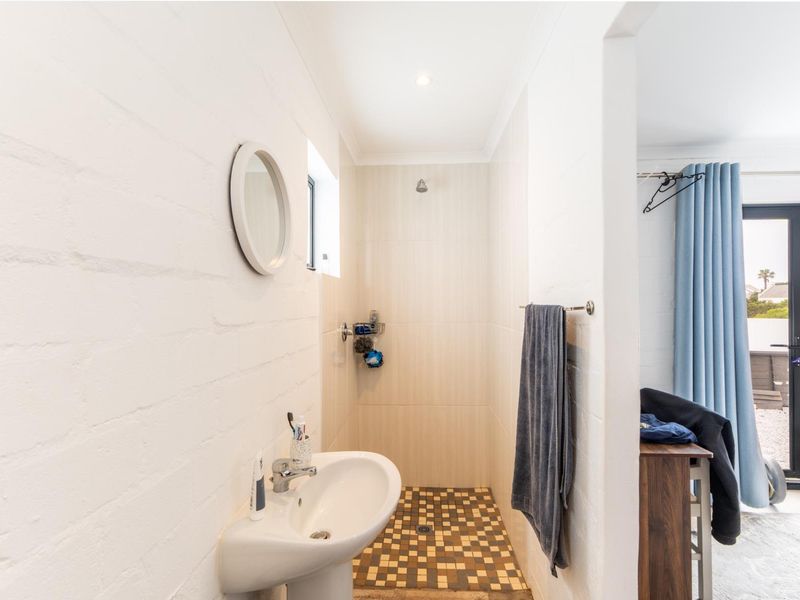 Modern Coastal Elegance with Sea Views - Your Dream West Coast Lifestyle Starts Here - Photo 6