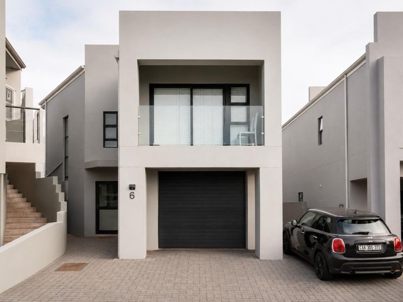 Effortless Lock-Up-and-Go Living Just Minutes from the beach. - Photo 1