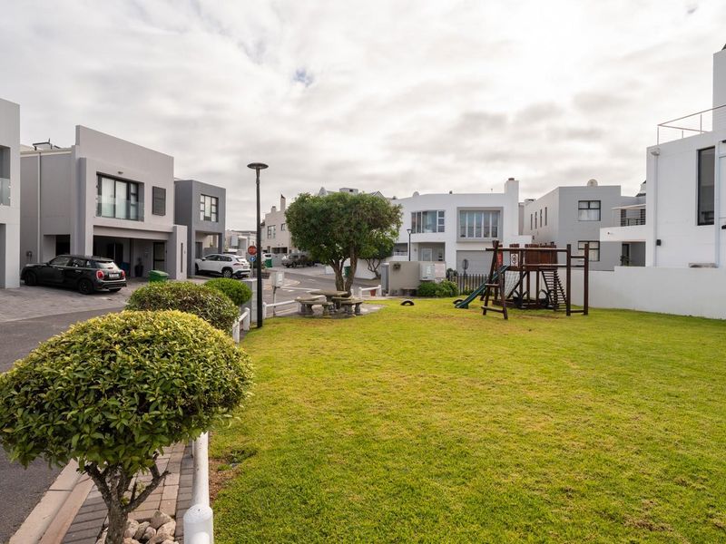 Effortless Lock-Up-and-Go Living Just Minutes from the beach. - Photo 2