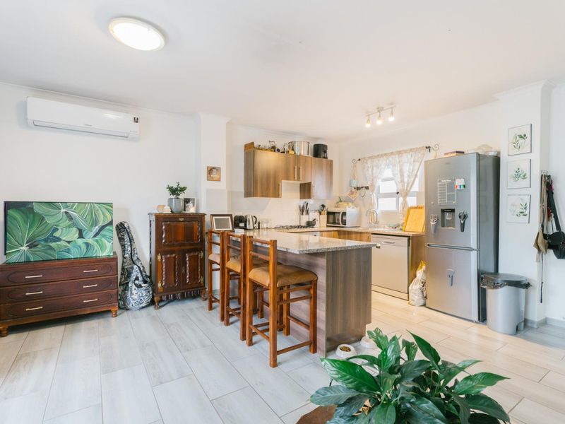 Nuutgevonden Lock-Up-and-Go Living in a Secure 3-Bedroom Duplex - Photo 9