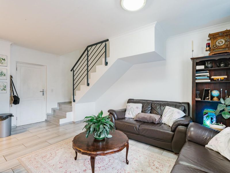Nuutgevonden Lock-Up-and-Go Living in a Secure 3-Bedroom Duplex - Photo 8