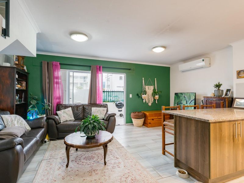 Nuutgevonden Lock-Up-and-Go Living in a Secure 3-Bedroom Duplex - Photo 6