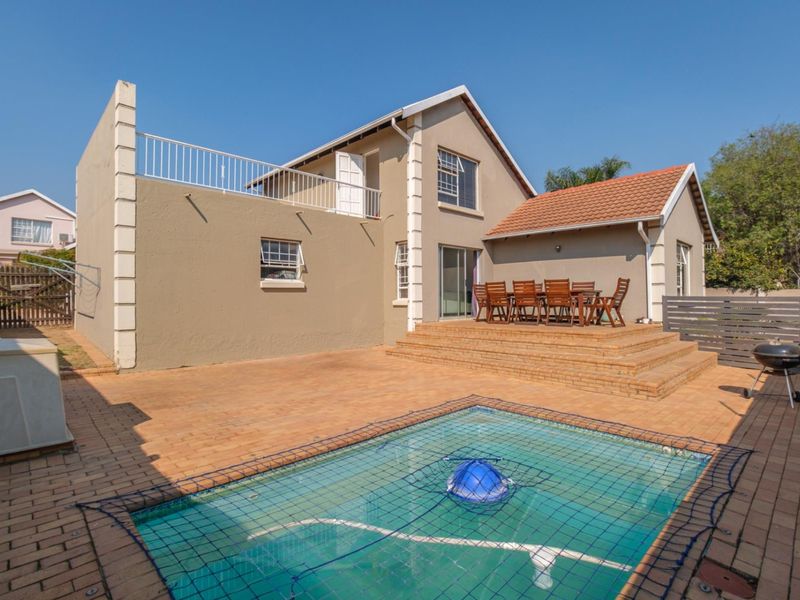 Spacious 4 bedroom home with Swimming Pool - Photo 1