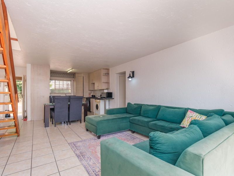 Spacious 4 bedroom home with Swimming Pool - Photo 3