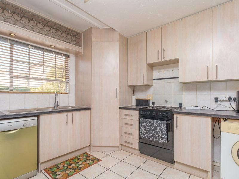 Spacious 4 bedroom home with Swimming Pool - Photo 10