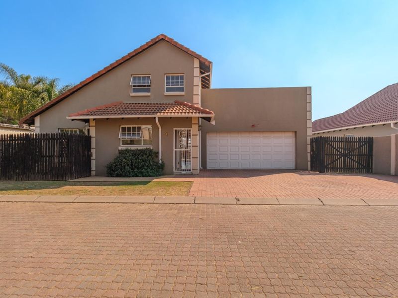 Spacious 4 bedroom home with Swimming Pool - Photo 2