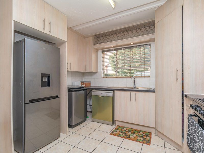 Spacious 4 bedroom home with Swimming Pool - Photo 9