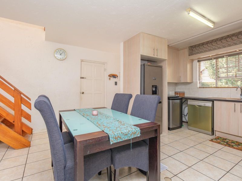 Spacious 4 bedroom home with Swimming Pool - Photo 8