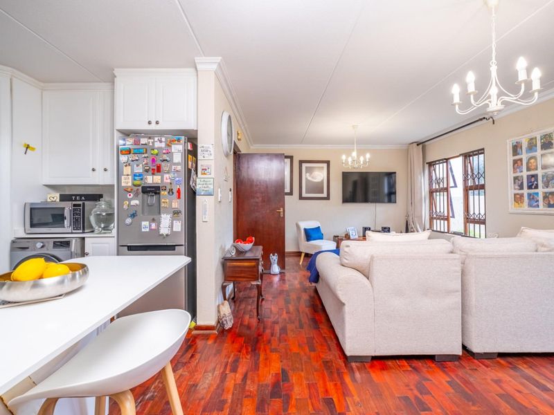 Immaculate North-Facing 2-Bedroom/two-bathroom garden unit - Photo 6