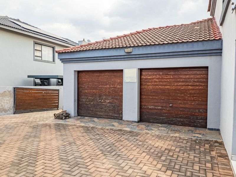 Grand Design. Exceptional Space. Woodlands Estate Living. - Photo 1