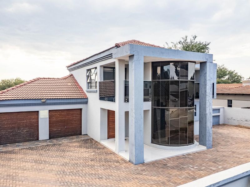 Grand Design. Exceptional Space. Woodlands Estate Living. - Photo 2