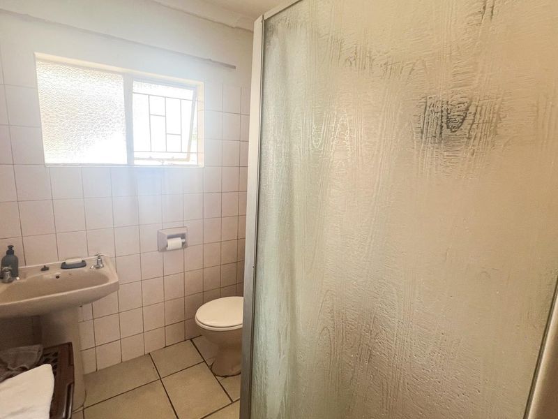 Charming 1 Bedroom Townhouse for Sale - Ideal Investment or First-Time Home - Photo 4