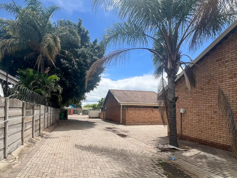 Charming 1 Bedroom Townhouse for Sale - Ideal Investment or First-Time Home - Photo 2