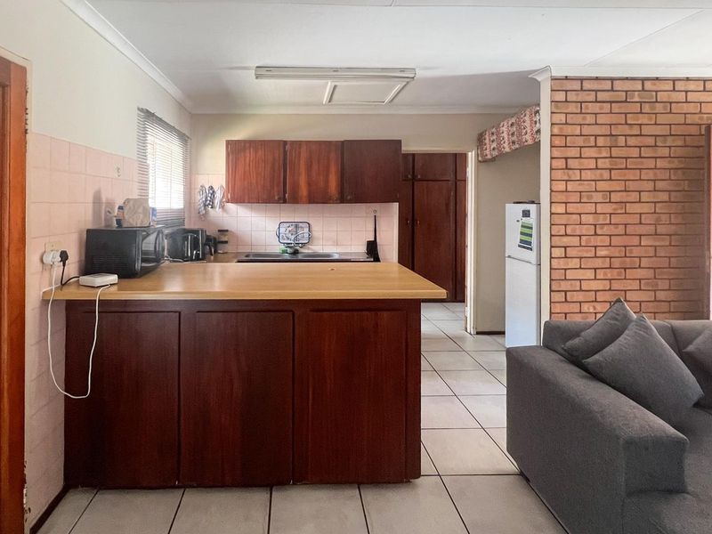 Charming 1 Bedroom Townhouse for Sale - Ideal Investment or First-Time Home - Photo 3
