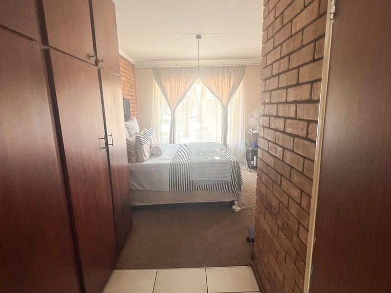 Charming 1 Bedroom Townhouse for Sale - Ideal Investment or First-Time Home - Photo 5