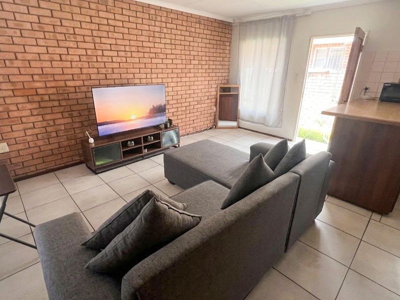 Charming 1 Bedroom Townhouse for Sale - Ideal Investment or First-Time Home - Photo 9