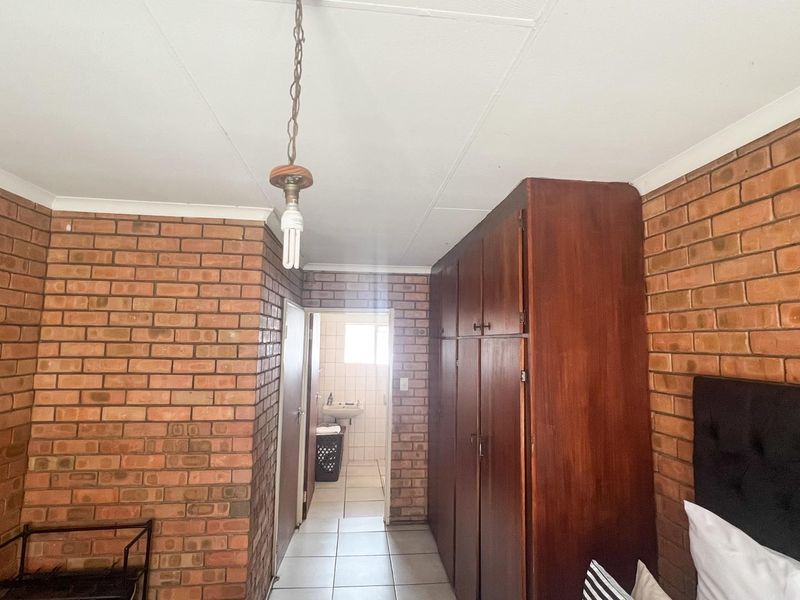 Charming 1 Bedroom Townhouse for Sale - Ideal Investment or First-Time Home - Photo 7