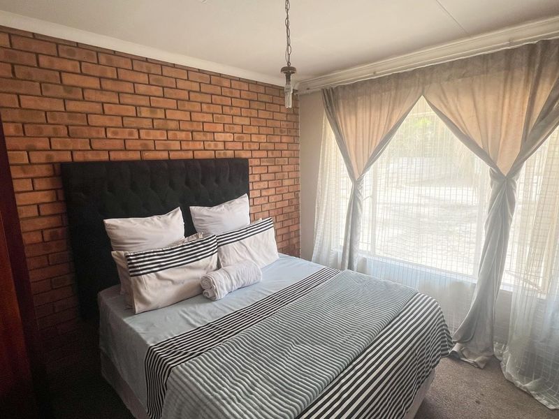 Charming 1 Bedroom Townhouse for Sale - Ideal Investment or First-Time Home - Photo 6