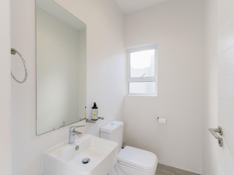 Three Bedroom House For Sale in Paarl South - Photo 9