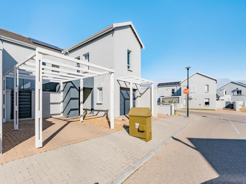 Three Bedroom House For Sale in Paarl South - Photo 2