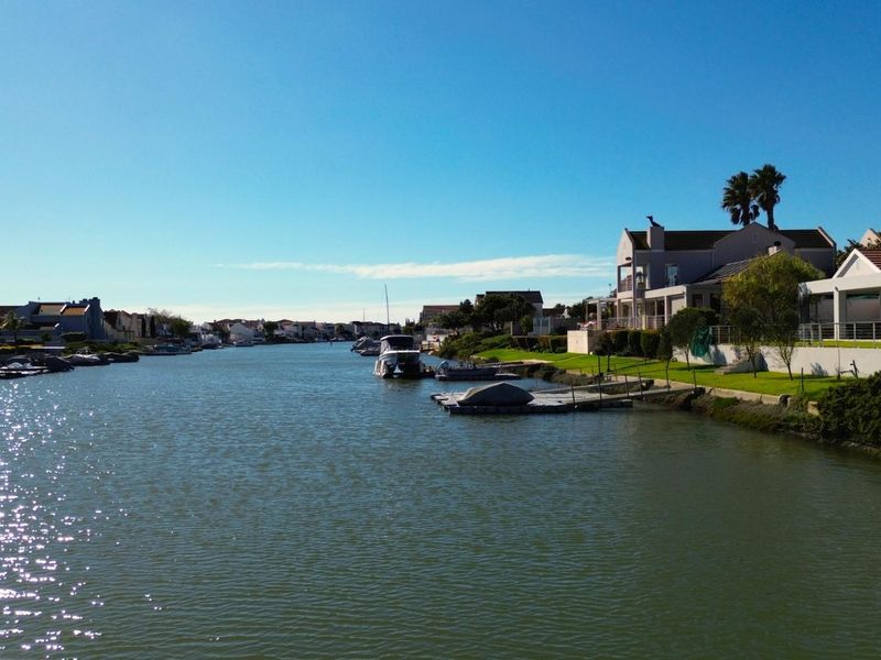 Exclusive Waterfront Stand with Jetty Rights in Prestigious Admiral Island - Photo 2